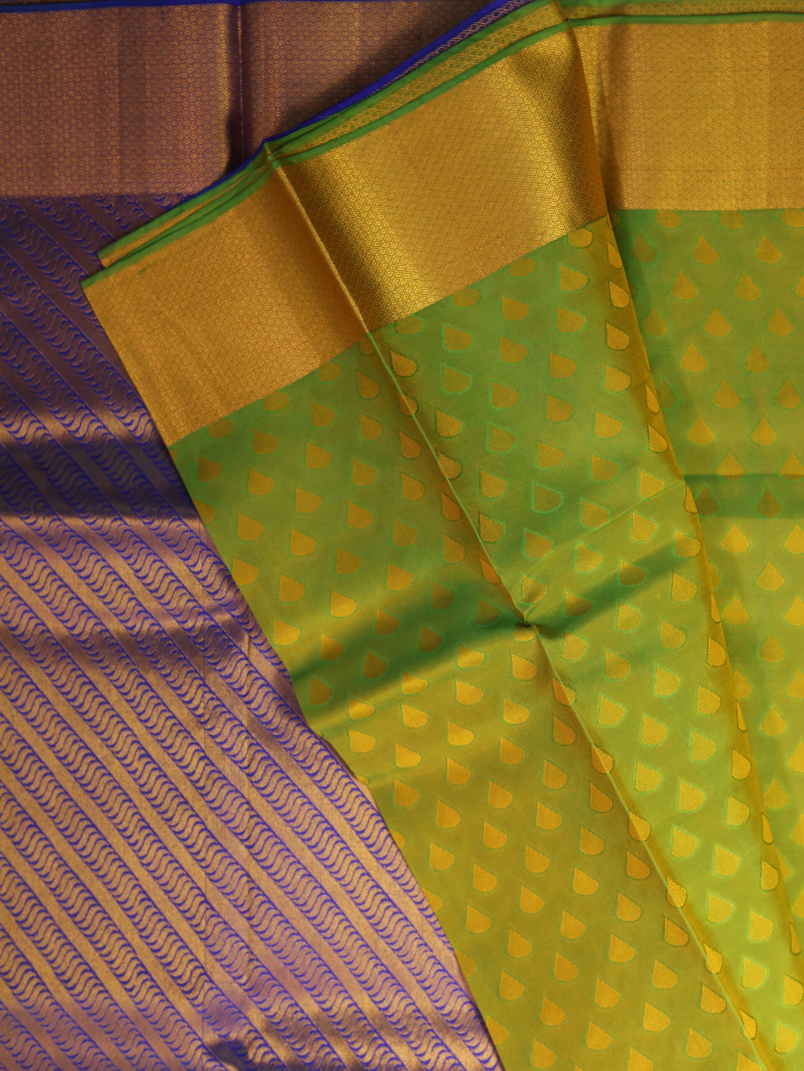 Parrot Green Pure Kanchipuram Saree - Image 2