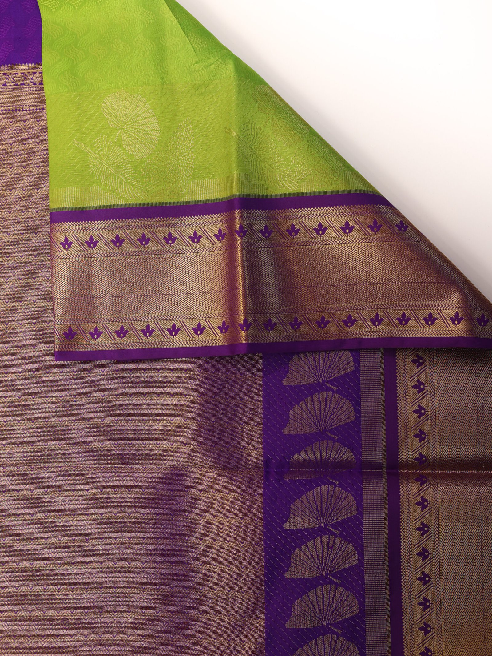 Parrot Green Pure Kanchipuram Saree - Image 2