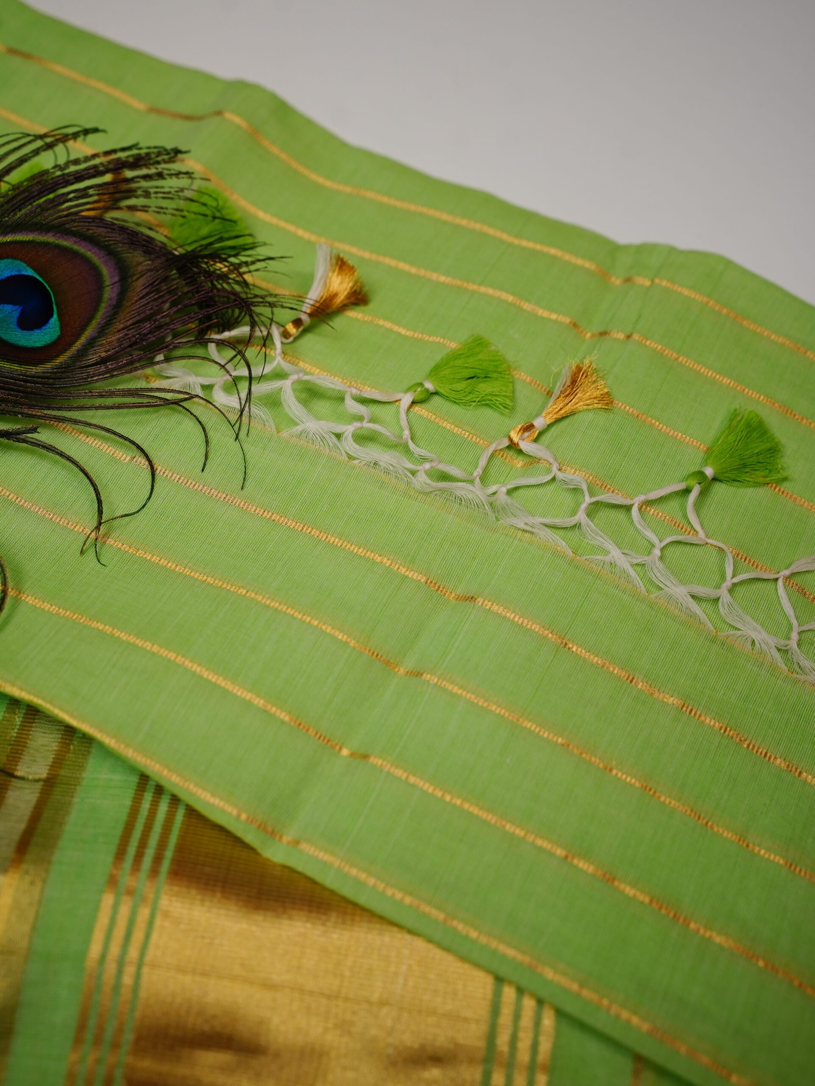 Parrot Green Golden Border Pure Handloom Set Mundu - Image 3