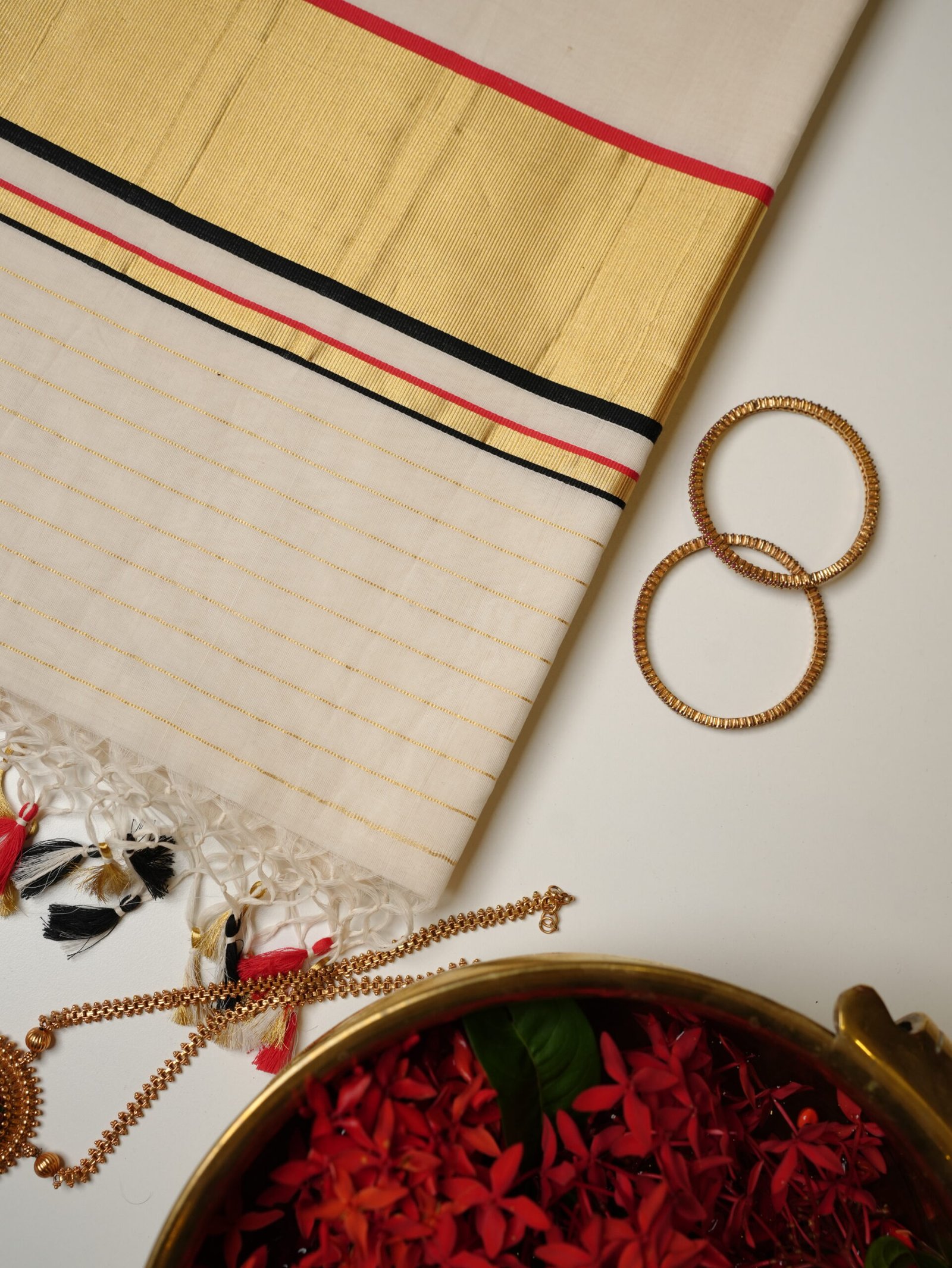 Golden Kasavu Pure Handloom Set Saree - Image 2