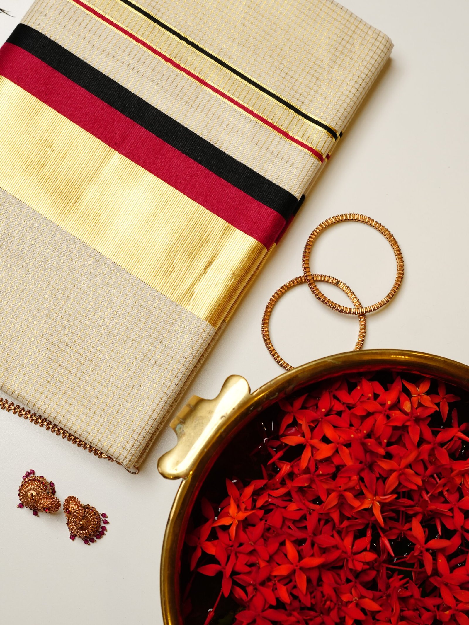 Magenta & Black Golden Kasavu Pure Handloom Set Saree - Image 2